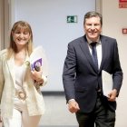 El consejero de Economía y Hacienda y portavoz de la Junta, Carlos Fernández Carriedo, junto a la directora general de Presupuestos, Maribel Campos.