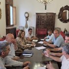 La presidenta de la Diputación de Palencia, Ángeles Armisén, acompañada de los diputados de Desarrollo Agrario, Luis Calderón, y de Agricultura y Ganadería, Jesús Sevilla, mantienen una reunión con las organizaciones profesionales agrarias para informar de las ayudas urgentes y extraordinarias para los ganaderos damnificados por los incendios que afectan a la zona norte de la provincia