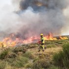 Bomberos forestales de diferentes operativos de otras comunidades autónomas colaboran en la extinción de los incendios de Castilla y León