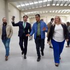 El consejero de Medio Ambiente, Vivienda y Ordenación del Territorio, Juan Carlos Suárez-Quiñones, visita las naves logísticas promovidas por la Junta en el polígono de Villadangos del Páramo.