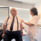 Elc onsejero en el momento de vacunarse de la gripe en Burgos.