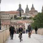 Ciudadanos paseando y en bici en Salamanca.