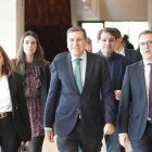 El consejero de Economía y Hacienda, Carlos Fernández Carriedo, antes de su comparecencia en las Cortes.