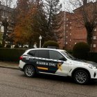 Coche de la Guardia Civil en una calle.