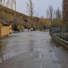 El río Curueño desbordado a su paso por La Vecilla de Curueño (León)
