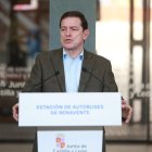 El presidente de la Junta de Castilla y León, Alfonso Fernández Mañueco, visita la estación de autobuses de Benavente.