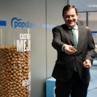 El presidente del PPCyL, Alfonso Fernández Mañueco, muestra unas nueces de su eslógan 'menos ruido y más nueces'.