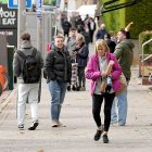Transeúntes en las calles de Valladolid en una foto de archivo.