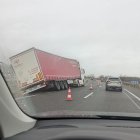 Retenciones en la A-62 tras salirse un camión de la vía