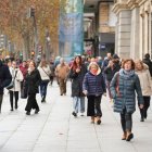 Transeúntes en el Paseo de Zorrilla de Valladolid en una foto de archivo.