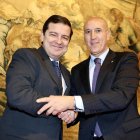 Alfonso Fernández Mañueco y José Antonio Diez, en la firma del convenio.