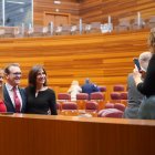 El portavoz del PP Ricardo Gavilanes se fotografia junto a unas procuradoras durante el receso por la caída del sistema en la última sesión plenaria de la legislatura.