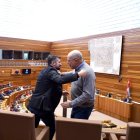 El ex secretario regional socialista Luis Tudanca y Francisco Igea se saludan en la última sesión plenaria de la legislatura.