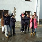 Miembros de la Comisión de Festejos de Villamanín celebran el premio del Gordo de Navidad