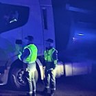 Agentes de la Guardia Civil junto al camión