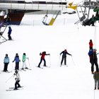 Un grupo de personas esquiando en la estación de esquí de San Isidro
