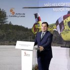 El presidente de la Junta de Castilla y León, Alfonso Fernández Mañueco, en la presentación de un nuevo helicóptero de emergencias sanitarias.