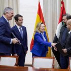 José Vicente de los Mozos, Ángel Escribano, Amparo Valcarce, Faisal Al Bannai y Hamad Al Marar tras la firma del acuerdo, este martes en Madrid.