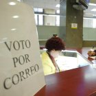 Una persona solicita el voto por correo para las elecciones autonómicas.