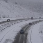 La carretera CL-631 entre Ponferada y Villablino (León), afectada por el temporal de nieve.