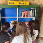 Los vecinos de Guzmán (Burgos), rehabilitan la Fuente de San Quinces y transforman la caseta anexa en una Biblioteca Verde que sirve como espacio comunitario para la localidad