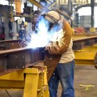 Un operario suelda una estructura en una industria metalúrgica.