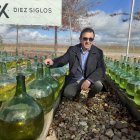 Antonio de Íscar, CEO de Diez Siglos en el parque de 120 damajuanas de 16 litros.