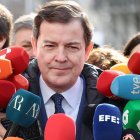 Alfonso Fernández Mañueco atiende a los medios a su llegada a la sede del PP en Madrid.
