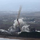 Demolición de las chimeneas de la antigua Central Térmica de Compostilla II de Cubillos del Sil, en León