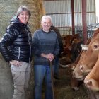 Martínez Mínguez junto a un ganadero durante su visita a Villasana de Mena (Burgos)