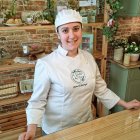 María es un ejemplo de emprendimiento que ha apostado por la vida rural para realizar su pasión, la pastelería. A la izda, pastas artesanas ‘fontañinas’.