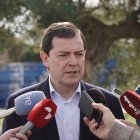 Alfonso Fernández Mañueco, tras la visita a la empresa Techonoform en Tordesillas (Valladolid).