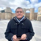 El candidato de Por Ávila, Pedro Pascual, en la Plaza de Santa Teresa de la capital abulense.
