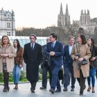 Mañueco y Aznar en las calles de Burgos, donde participaron en un debate en el Museo de la Evolución Humana.