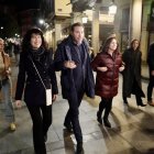 El ministro de Fomento, Oscar Puente y la ministra de Igualdad, Ana Redondo, participan en la pegada de carteles en Valladolid.