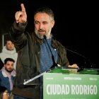Santiago Abascal y el candidato de Vox a la Junta, Carlos Pollán, protagonizan un mitin en la Plaza de Herrasti,  Ciudad Rodrigo (Salamanca).