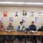 La abogada de la Asociación Stop Biogás, Pilar Calvo, en el centro de la foto en la rueda de prensa para anunciar la querella.