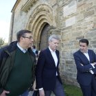 El presidente del PP de Galicia, Alfonso Rueda (C), durante su visita a la iglesia de Santiago de Villafranca del Bierzo (León).