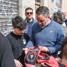 Abascal recibe una bufanda del Mirandés de parte de un joven.