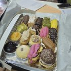 Un votante obsequia con pasteles a los integrantes de la mesa electoral de Cabañas Raras (León)