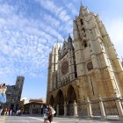 Imagen de archivo de turistas en la Catedral de León.