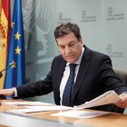 El portavoz de la Junta y consejero de Economía y Hacienda, Carlos Fernández Carriedo, en la rueda de prensa posterior al Consejo de Gobierno.