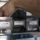 Un enfermero coge una dosis de morfina para un paciente, en una imagen de archivo