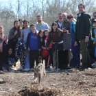 El consejero de Medio Ambiente, Vivienda y Ordenación del Territorio, Juan Carlos Suárez-Quiñones, asiste a la suelta de linces en Astudillo, en  el Cerrato Palentino, en la imagen momento de la suelta de Wilton.