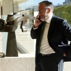 Carlos Pollán atiende una llamada telefónica en las Cortes, en una imagen de archivo.