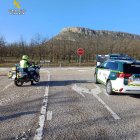 Los agentes de la Guardia Civil en el momento de la intervención del turismo