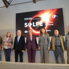 La presidenta de la Diputación, Ángeles Armisén, acompañada de la diputada de Cultura, Carolina Valbuena, presenta, junto al ingeniero aeronáutico de la Agencia Espacial Europea, César García Marirrodriga, por videoconferencia; y el estudiante de Física por la Universidad de Valladolid y ponente, David Ramos(I)