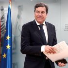 El portavoz y consejero en funciones de Economía y Hacienda, Carlos Fernández Carriedo, comparece en rueda de prensa posterior al Consejo de Gobierno.