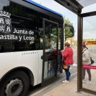 Pasajeros subiendo a un bus del servicio Buscyl, en una imagen de archivo.