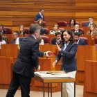 Alicia Gallego rechaza la meda de procuradora en la sesión constitutiva de las Cortes.